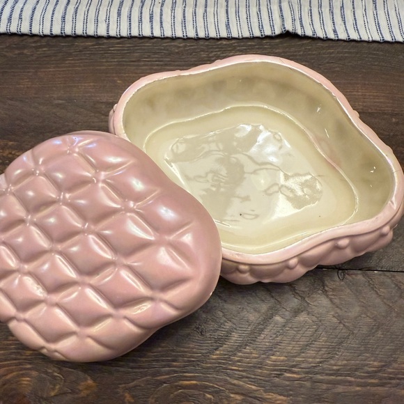 De La Rosa 320 California Vintage Quilted Ceramic Trinket Box. Pink white - Picture 3 of 11